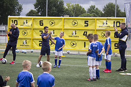 Voetgolf op een voetbalveld